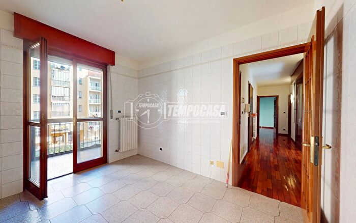 Appartamento con 5 locali in vendita in Via Lanusei, Torino