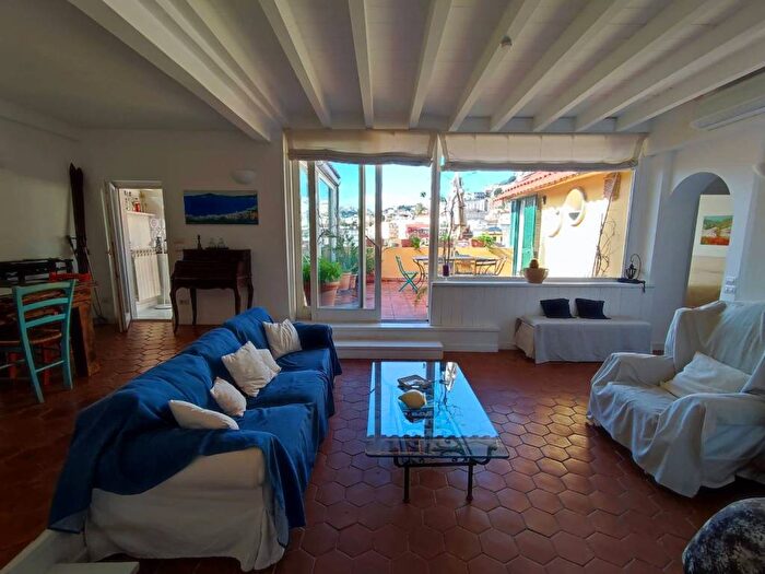 Casa quadrilocale in affitto in Chiaia, Napoli