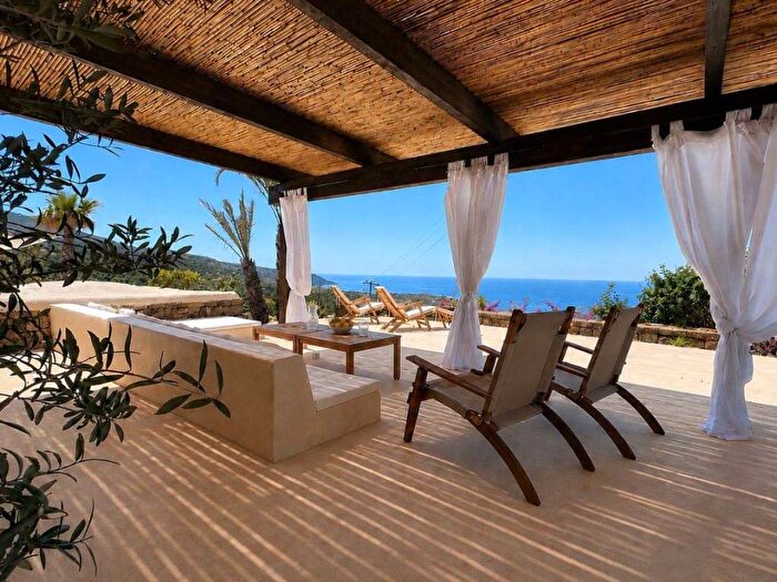 Casa con 5 locali in affitto in Via Batterie di Scirafi, Pantelleria