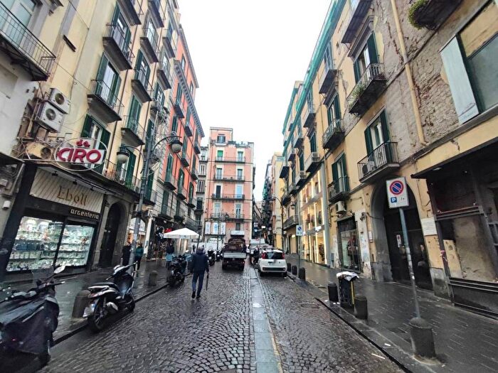 Appartamento monolocale in affitto in Via Santa Brigida, Porto Municipio, Napoli