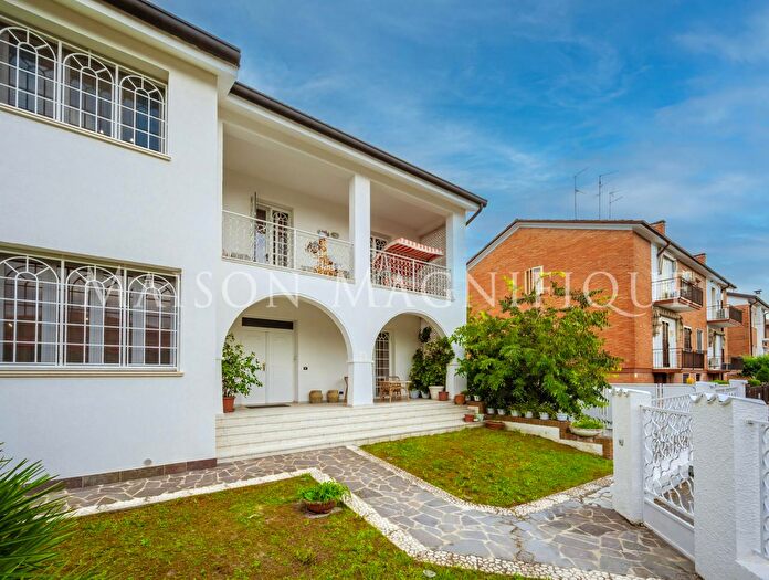 Casa con 6 locali in vendita in Via Vittore E Mario Hanau, Ferrara