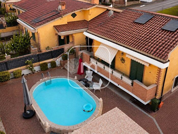 Casa con 6 locali in vendita in Via Sannicandro di Bari, Borghesiana, Roma