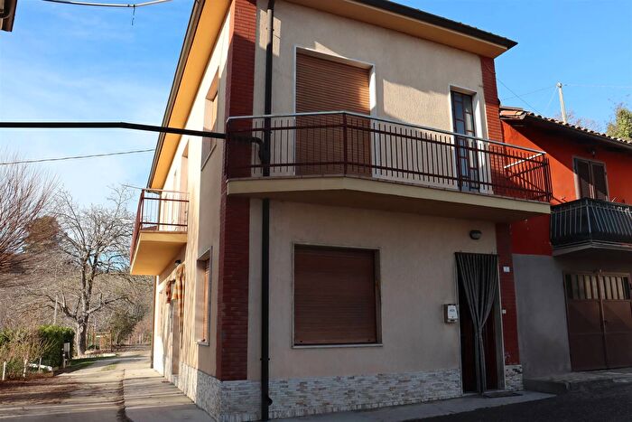 Casa con 5 locali in vendita in Strada Baulli Valdivilla Santo Stefano Belbo Cuneo, Santo Stefano Belbo