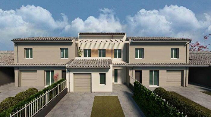 Casa con 7 locali in vendita in Novellara