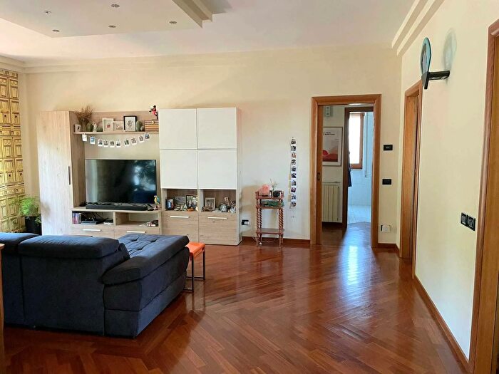 Appartamento con 7 locali in vendita in Via Martiri VI Ott, Lanciano