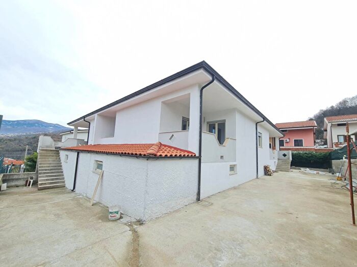 Appartamento con 6 locali in vendita in Aprigliano