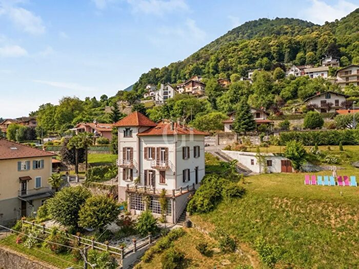 Casa con 9 locali in vendita in Dizzasco