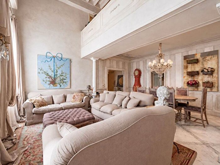 Appartamento con 6 locali in affitto in Via delle Belle Donne, Santa Maria Novella, Firenze