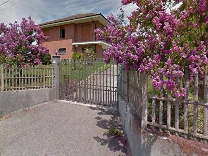 Casa con 7 locali in vendita in Via Serra Cora, Monale