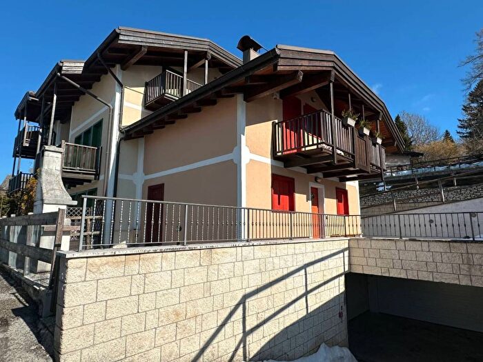 Appartamento quadrilocale in affitto in Via Padova, Gionghi Cappella, Lavarone