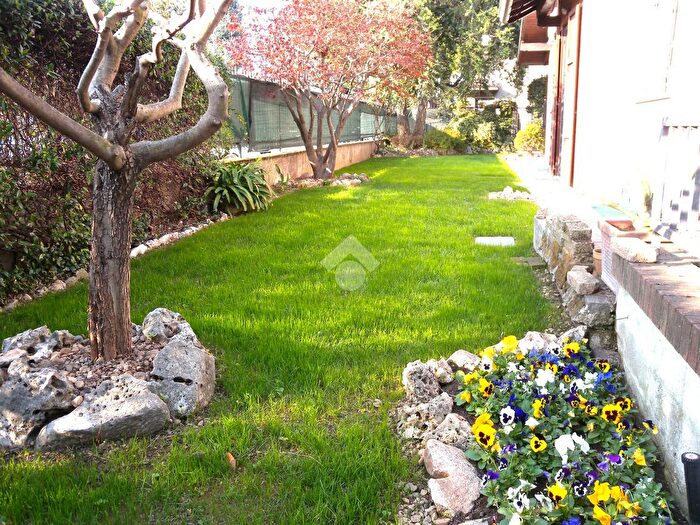 Casa quadrilocale in vendita in Via Alessandro Volta, Origgio