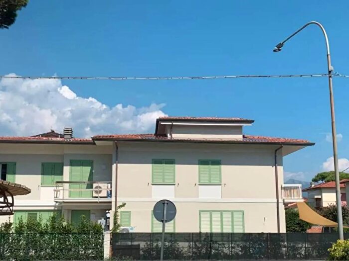 Casa con 8 locali in vendita in Pietrasanta