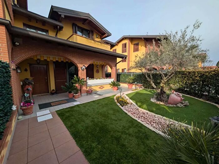 Casa quadrilocale in vendita in Via Libertà, Busnago