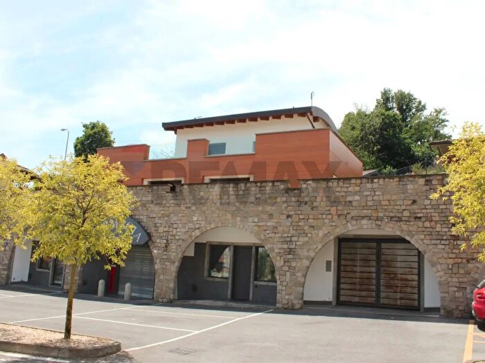 Casa quadrilocale in vendita in Barzana