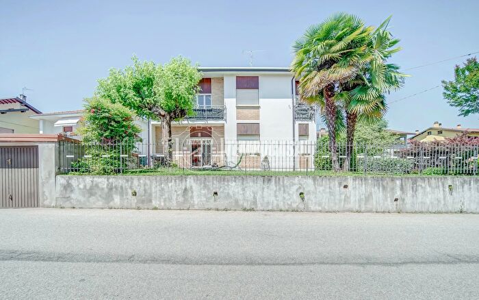 Casa con 5 locali in vendita in Angera