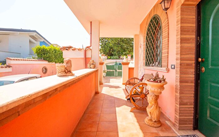 Casa trilocale in vendita in Via dei Gerani, Pomezia