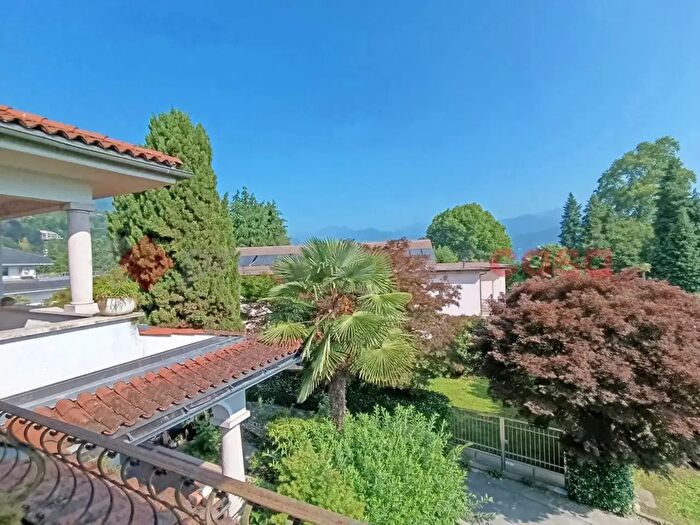 Casa con 11 locali in vendita in Via al Lido, Stresa