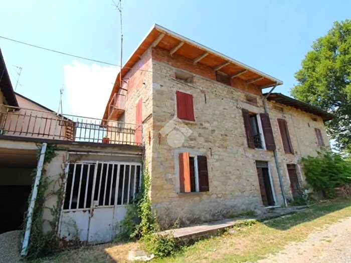 Casa con 5 locali in vendita in Via Magliatica, Baiso