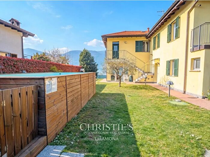 Casa con 6 locali in vendita in Porto Valtravaglia