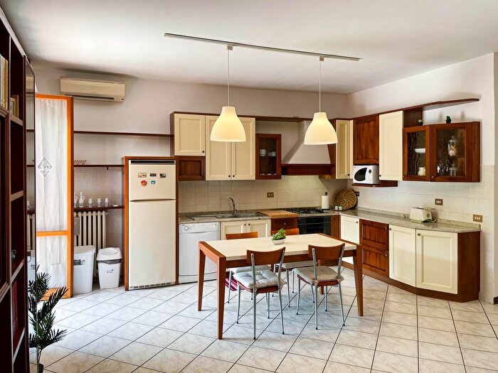 Appartamento con 7 locali in affitto in Via Cile, Modena