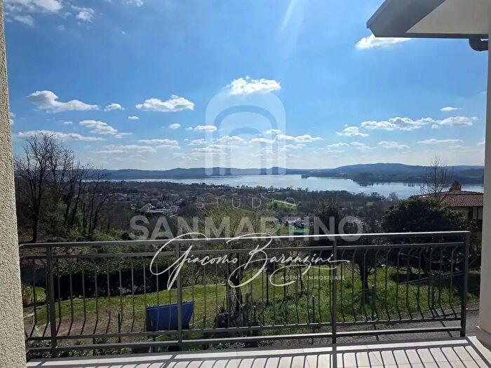 Appartamento trilocale in affitto in Via Borghi, Comerio