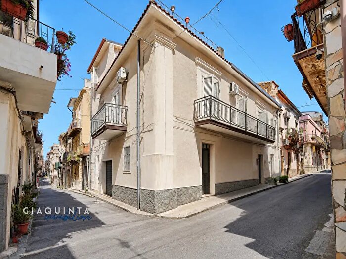 Casa con 6 locali in vendita in Via Francesco Pensavalle N, Palagonia