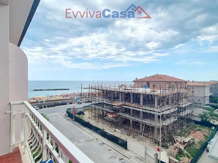 Appartamento con 6 locali in vendita in Via Quattro Marine, Civitanova Marche