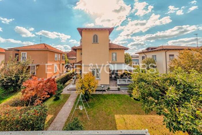 Casa con 6 locali in vendita in Via Varese, Garbagnate Milanese