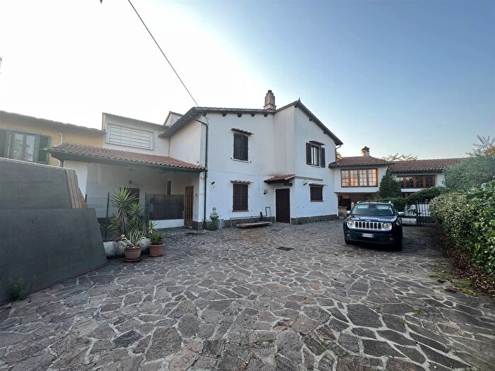 Casa con 8 locali in vendita in Campi Bisenzio, Campi Bisenzio