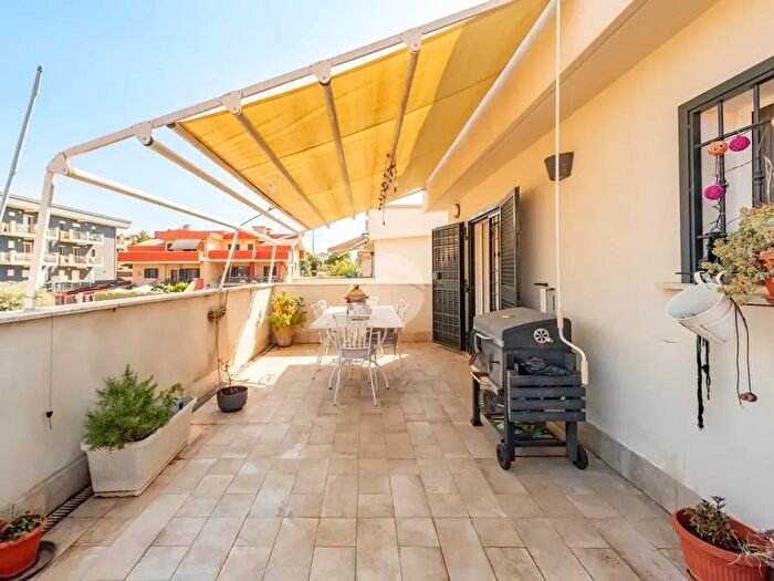 Appartamento trilocale in vendita in Via Giarre, Roma