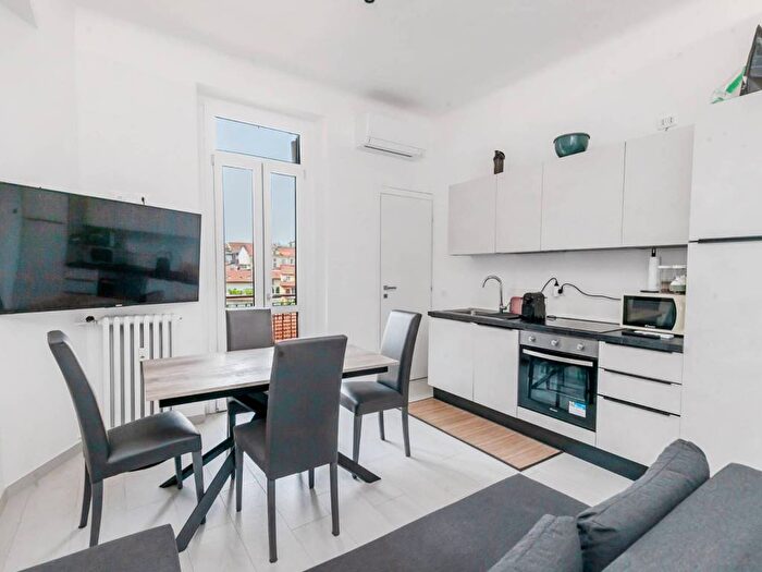 Appartamento trilocale in affitto in Via Giulio Belinzaghi, Farini, Milano