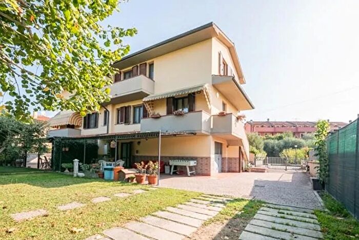 Casa con 6 locali in vendita in Via delle Case Bianche Calcinaia, Calcinaia