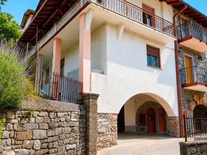 Casa con 6 locali in vendita in Viale Europa, Capovalle