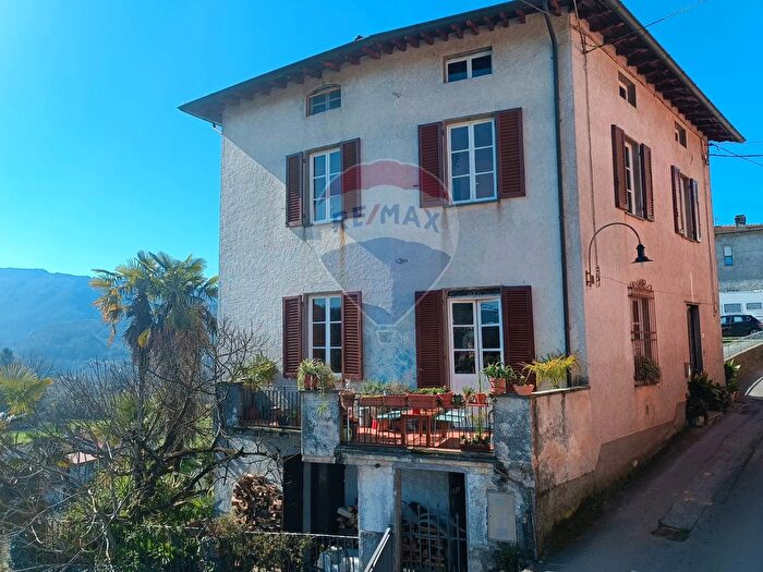 Casa con 8 locali in vendita in Barga