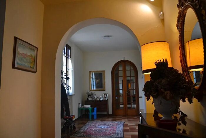 Casa con 9 locali in vendita in Monteroni DArbia