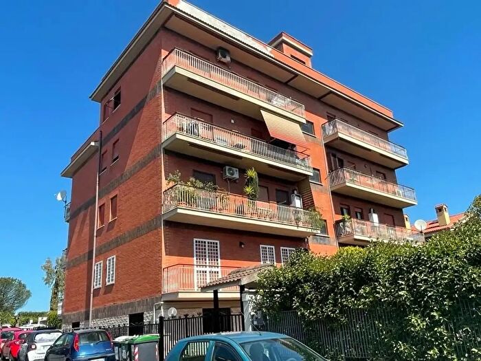 Appartamento quadrilocale in affitto in Via Mildura, Roma