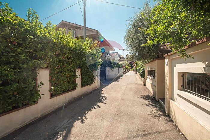 Casa con 14 locali in vendita in Via Amstrong, Montesilvano