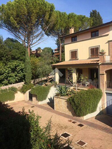 Casa quadrilocale in vendita in Via Gualdese, Perugia