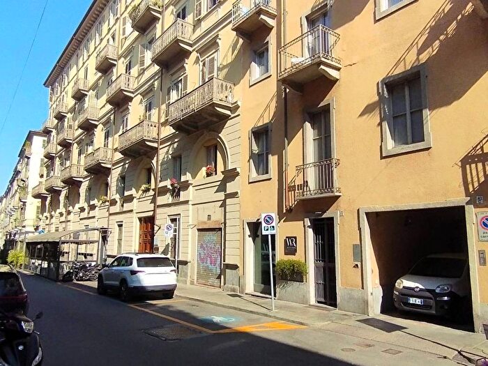 Appartamento bilocale in affitto in Via della Rocca, Torino