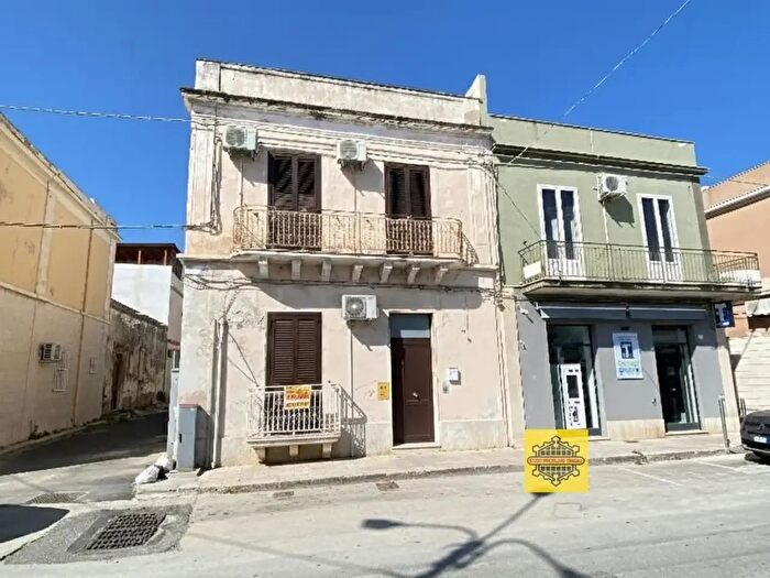 Casa con 6 locali in vendita in Avola