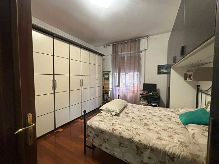 Appartamento trilocale in vendita in Via Borzoli, Genova