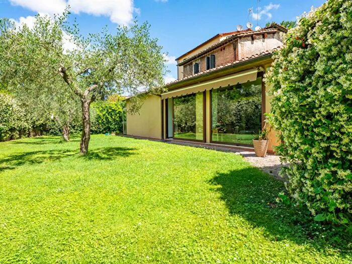 Appartamento con 7 locali in vendita in Strada Statale, Siena