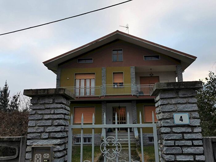 Casa con 6 locali in affitto in Via del Molino, Centro, Envie