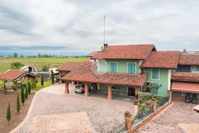 Casa con 7 locali in vendita in Frazione San Giovanni Perucca, Trinita