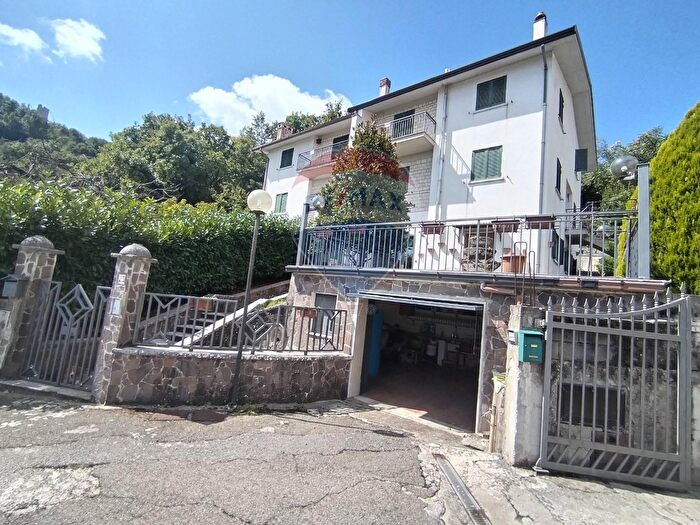 Casa con 11 locali in vendita in Morcone