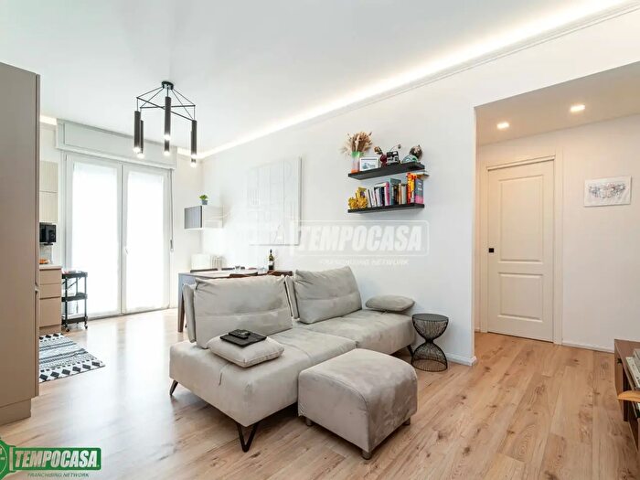 Appartamento trilocale in vendita in Via Privata Astico, Milano