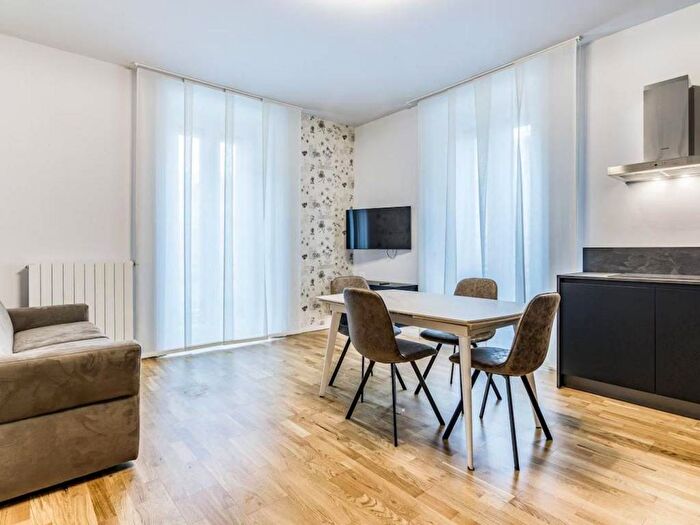 Appartamento trilocale in affitto in Via Luigi Settembrini, Buenos Aires, Milano