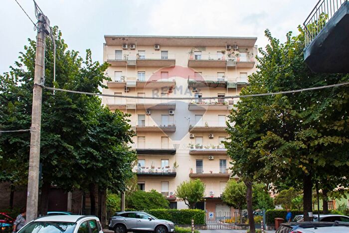 Appartamento con 5 locali in vendita in Viale Regina Margherita, Acireale