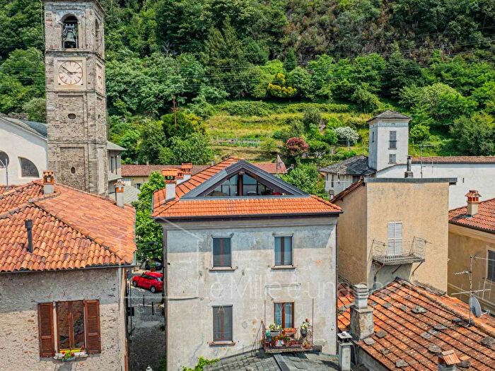 Casa con 5 locali in vendita in Dervio