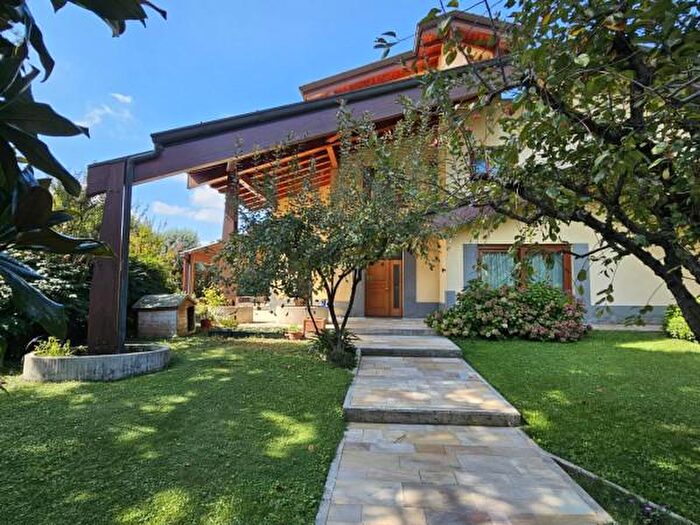 Casa con 6 locali in vendita in Caravaggio